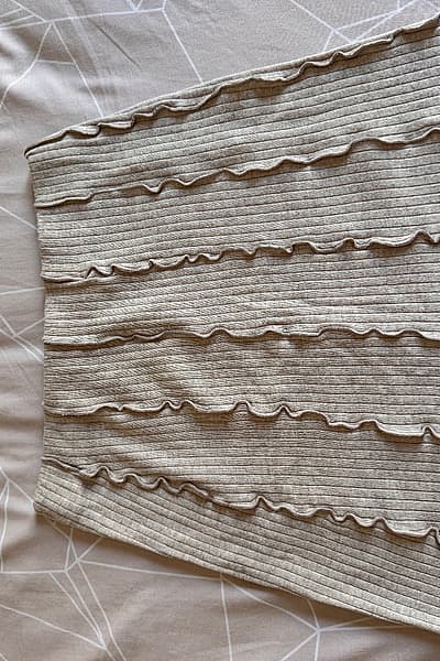 Minifalda beige acanalada con volantes by Bershka — pre-loved on Thrifted.mt
