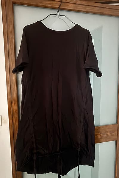 Vestido casual em t-shirt preta — pre-loved on Thrifted.mt