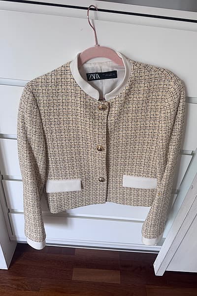 Chaqueta de tweed con botones de Zara by Zara — pre-loved on Thrifted.mt