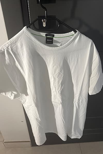 Maglietta bianca goffrata by BOSS — pre-loved on Thrifted.mt