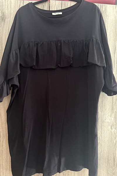 Top/vestido negro con detalle de volantes by MUDO FTS64 — pre-loved on Thrifted.mt