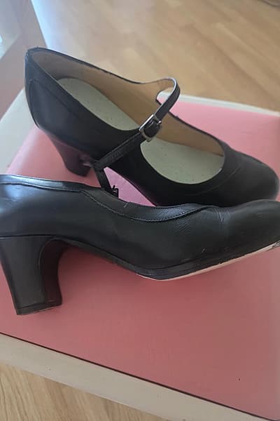 Danza flamenca – Begoña Cervera – Mary Jane in pelle  by Begoña Cervera — pre-loved on Thrifted.mt