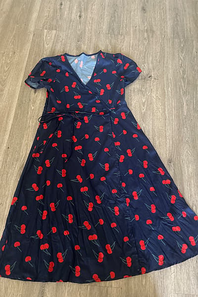 Abito avvolgente con stampa "Navy Cherry" — pre-loved on Thrifted.mt