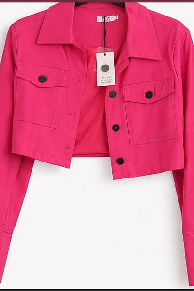 Chaqueta utilitaria corta en rosa intenso by SLA — pre-loved on Thrifted.mt