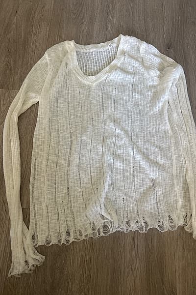 Maglia a maniche lunghe leggera bianca effetto invecchiato — pre-loved on Thrifted.mt