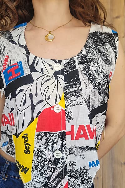 Top corto sin mangas con estampado gráfico — pre-loved on Thrifted.mt