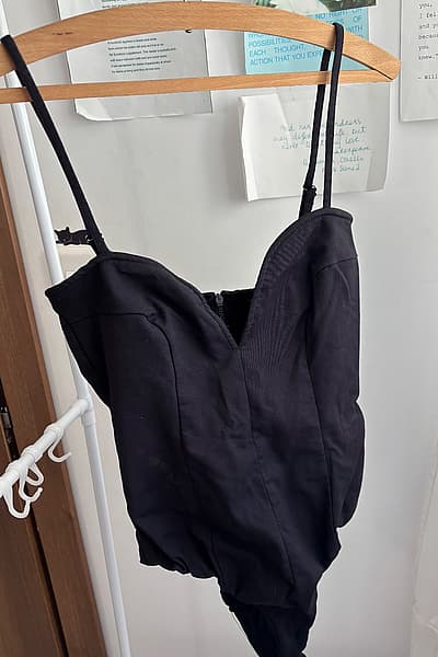 Bodysuit iswed bil-korsett ta' Zara by Zara — pre-loved on Thrifted.mt