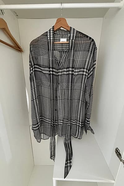 Camicia a quadri Burberry, Londra, Inghilterra, 100% seta – Prodotto in Italia – Taglia S (va bene anche la M) by Burberry — pre-loved on Thrifted.mt