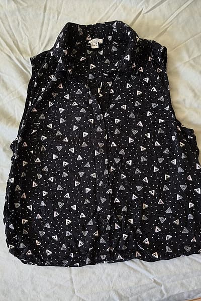 Top corto senza maniche con stampa geometrica nera by OVS — pre-loved on Thrifted.mt