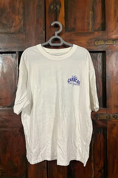 Camiseta con diseño gráfico de Caracas, Venezuela, en color blanco by Kiabi — pre-loved on Thrifted.mt