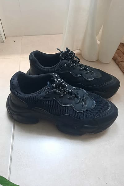 Sneakers suwed ħoxnin tal-ASOS daqs UK5 — pre-loved on Thrifted.mt