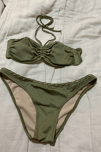 Conjunto de bikini fruncido en verde oliva — pre-loved on Thrifted.mt