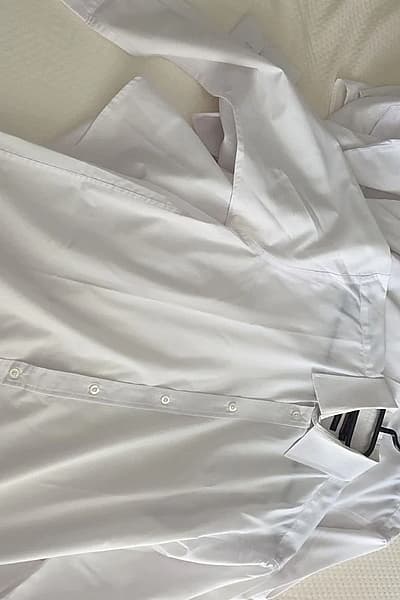 Camisas blancas de algodón by Pierre Cardin — pre-loved on Thrifted.mt