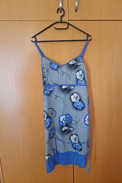 Abito a fiori blu e bianco — pre-loved on Thrifted.mt