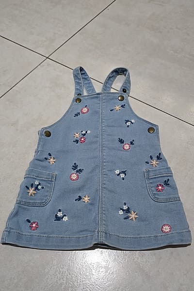 Vestido tipo pichi de denim con estampado floral bordado by nextenso — pre-loved on Thrifted.mt