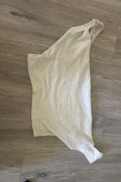 Top in maglia color crema con spalle scoperte — pre-loved on Thrifted.mt