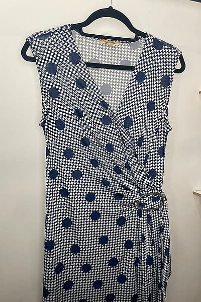 Vestido cruzado con estampado de lunares y pata de gallo — pre-loved on Thrifted.mt