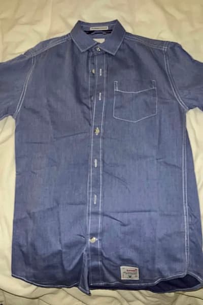 Camisa de algodón azul clásico con botones de Superdry by Superdry — pre-loved on Thrifted.mt