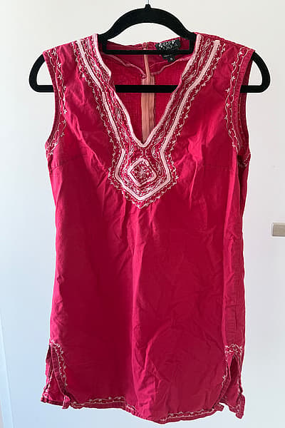 Túnica de algodón sin mangas con bordados rojos by Iska — pre-loved on Thrifted.mt