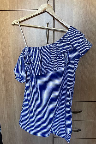 Abito con spalle scoperte Boohoo — pre-loved on Thrifted.mt