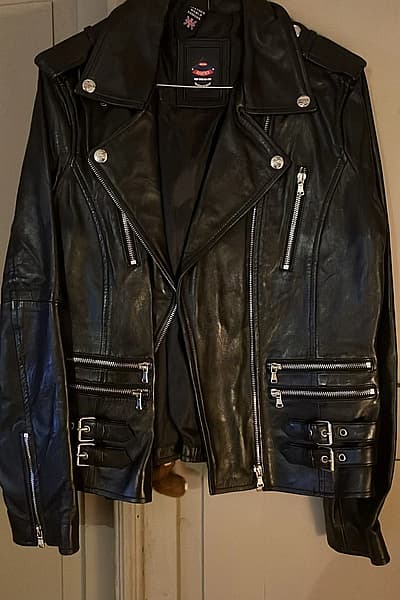 Giacca da motociclista in pelle nera Aviatrix by Aviatrix — pre-loved on Thrifted.mt