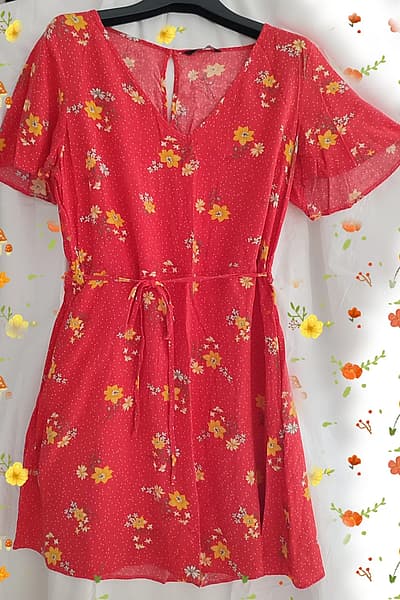 Minivestido floral rojo de verano — pre-loved on Thrifted.mt