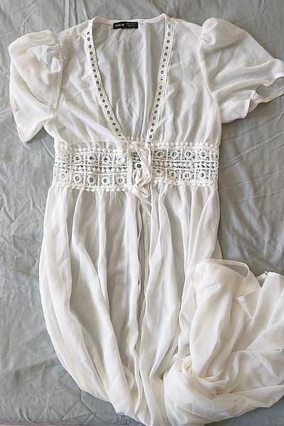 Copricostume da spiaggia bianco con dettagli in pizzo trasparente by SHEIN — pre-loved on Thrifted.mt