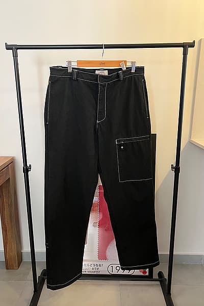 Pantalones cargo Armani Jeans | Negro | Costuras blancas en contraste | Talla 36 — pre-loved on Thrifted.mt