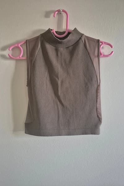 Top senza maniche a collo alto a coste di Zara by Zara — pre-loved on Thrifted.mt