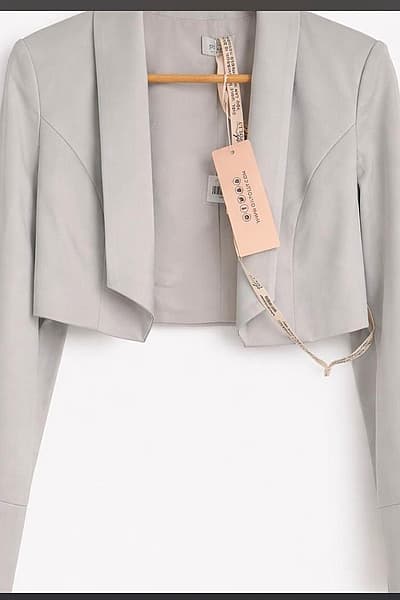 Blazer gris corto con abertura frontal by Oh Polly — pre-loved on Thrifted.mt