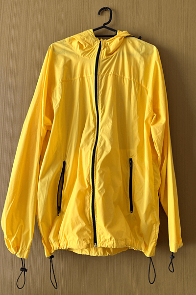 Chaqueta amarilla con capucha — pre-loved on Thrifted.mt