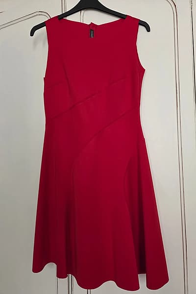 Ilbies midi aħmar ta' Sandro Ferrone by Sandro Ferrone — pre-loved on Thrifted.mt