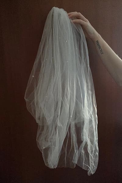 Short Pearl Embellished Bridal Veil — pre-loved on Thrifted.mt