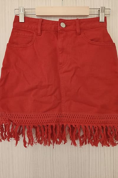 Minigonna in denim rosso con frange by Miss Selfridge  — pre-loved on Thrifted.mt