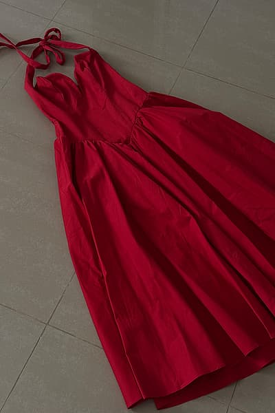 Abito midi rosso con scollo all'americana by House of CB  — pre-loved on Thrifted.mt
