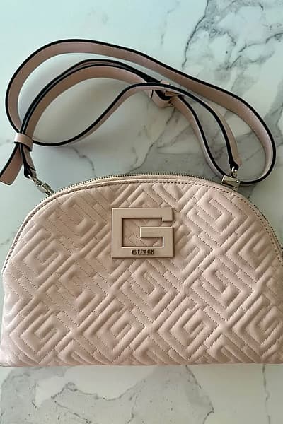 Borsa a tracolla trapuntata rosa by GUESS — pre-loved on Thrifted.mt