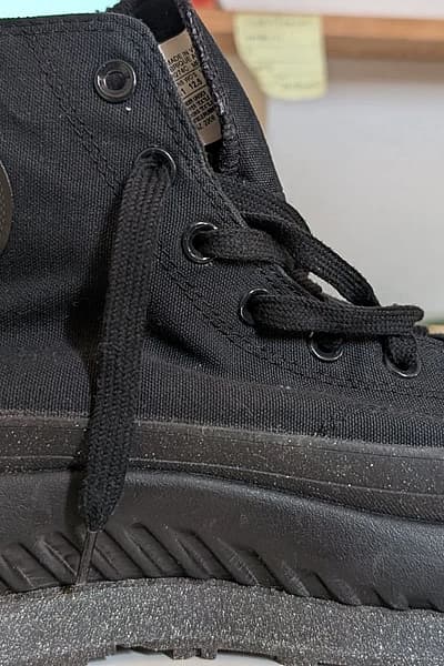 Ténis Converse de cano alto pretos by Converse — pre-loved on Thrifted.mt