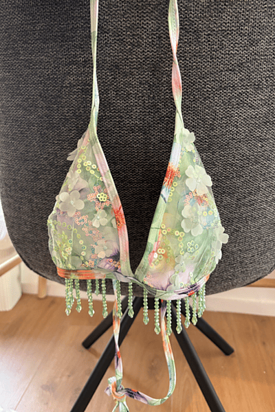 Top de bikini floral adornado by Shein — pre-loved on Thrifted.mt
