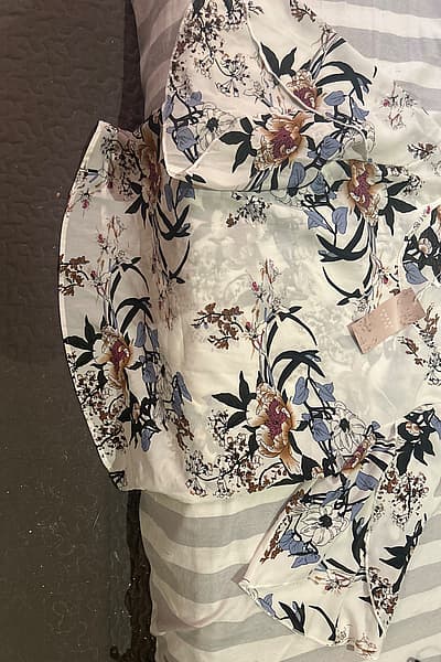 Emery Rose Floral Blouse by Emery Rose — pre-loved on Thrifted.mt