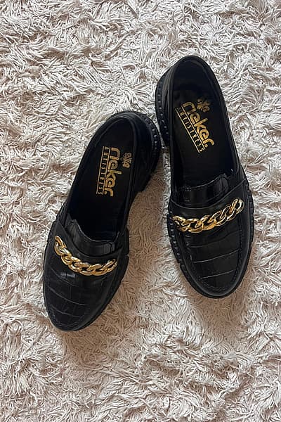 Mocassini con catena effetto coccodrillo nero 37 by Rieker — pre-loved on Thrifted.mt