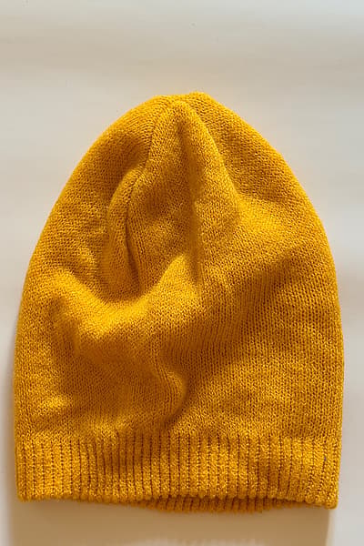 Berretto in maglia giallo senape by Primark — pre-loved on Thrifted.mt
