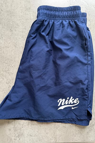 Pantaloncini da allenamento Nike da donna – Blu navy – Taglia M – Come nuovi by Nike — pre-loved on Thrifted.mt