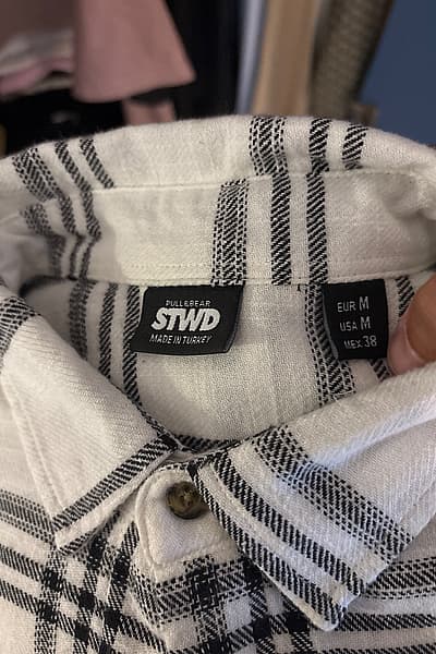 Camisa oversize a cuadros blancos y negros by Zara STWD — pre-loved on Thrifted.mt