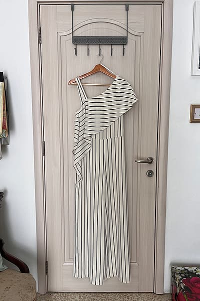 Mono de Coast con un solo hombro, rayas y pernera ancha by Coast — pre-loved on Thrifted.mt