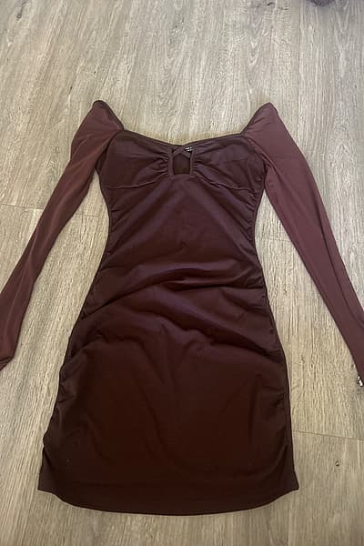 Abito mini a maniche lunghe con arricciature, perfetto per le feste — pre-loved on Thrifted.mt
