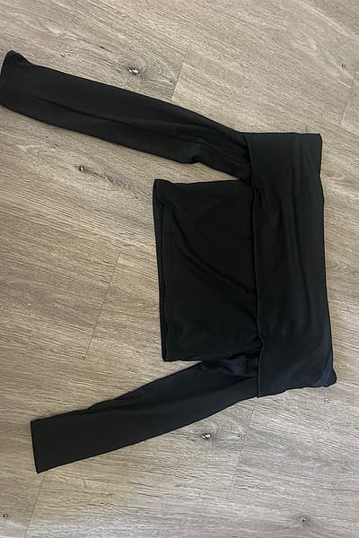 Top corto nero a maniche lunghe — pre-loved on Thrifted.mt
