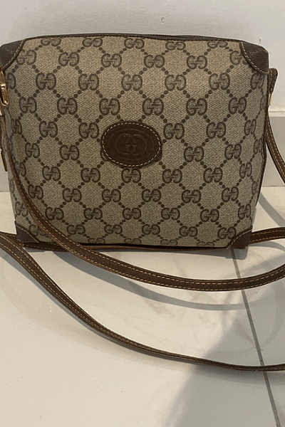 Borsa a tracolla vintage Gucci GG Supreme con motivo a G intrecciate by Gucci — pre-loved on Thrifted.mt