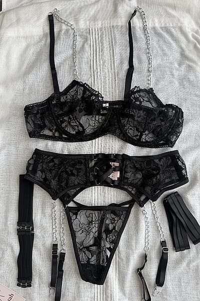 Conjunto de Fantasia Negra by Muuah Lingerie — pre-loved on Thrifted.mt