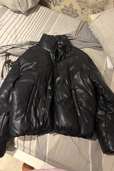 Puffer tal-Ġilda Falza Zara Iswed by Zara — pre-loved on Thrifted.mt