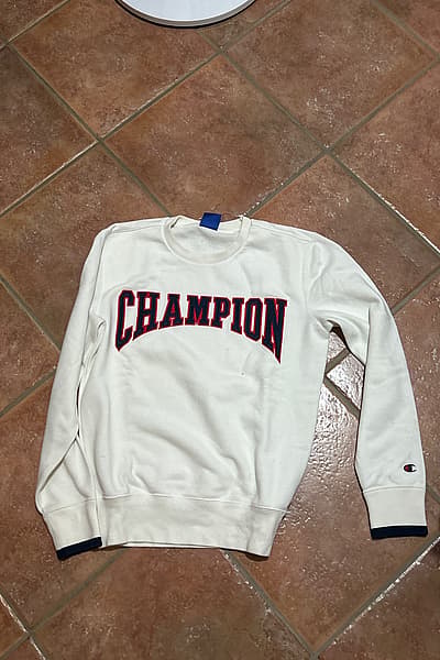 Felpa Champion con logo bianco by Champion — pre-loved on Thrifted.mt